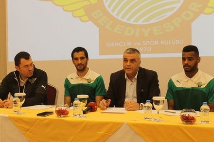 Custdio e Vaz T apresentados no Akhisar Belediyespor