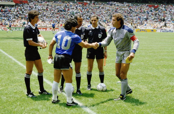 Diego Maradona cumprimenta Peter Shilton no incio do jogo da meia-final